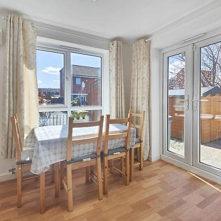 The Metcombe - Holiday Home With Free Parking 10 Minutes Walk To Etihad Stadium & Coop Live Arena Manchester Exteriör bild
